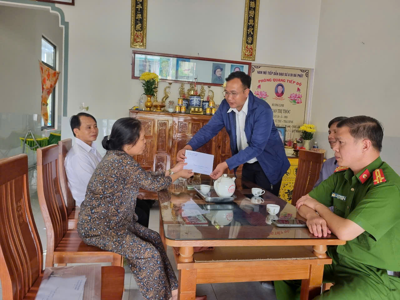 Trao tiền hỗ trợ cho em Vũ Hoàng Hiệp ở thôn 8 xã Quảng Phú